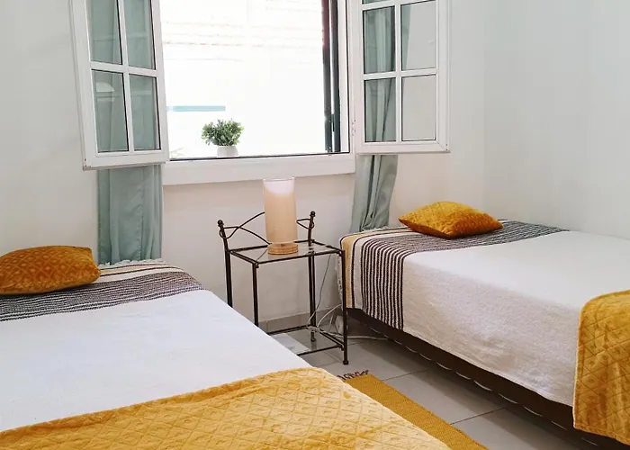& Flower - Private Bedrooms * Funchal (Madeira)