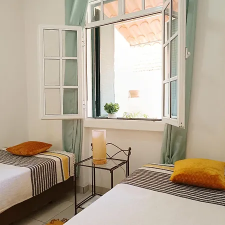 & Flower - Private Bedrooms Πανσιόν *