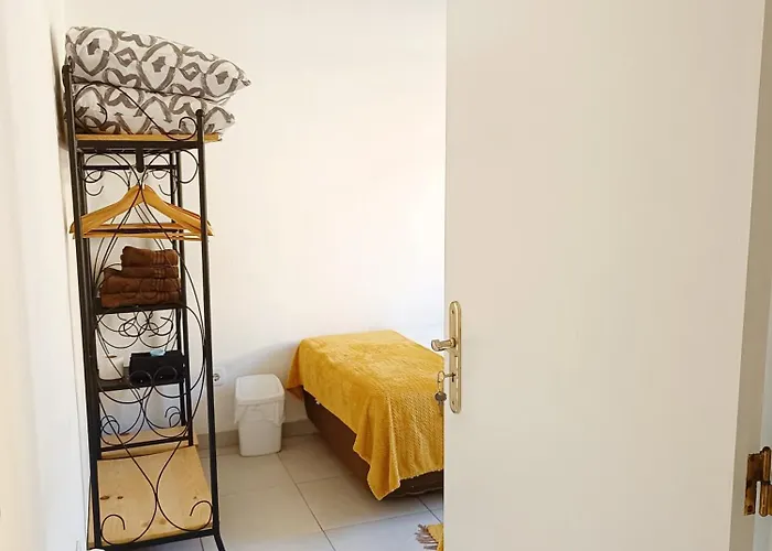 & Flower - Private Bedrooms Πανσιόν